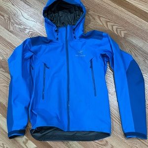 ~2009/2010 Arcteryx men’s medium Beta AR shell jacket-Used and tested by skier,